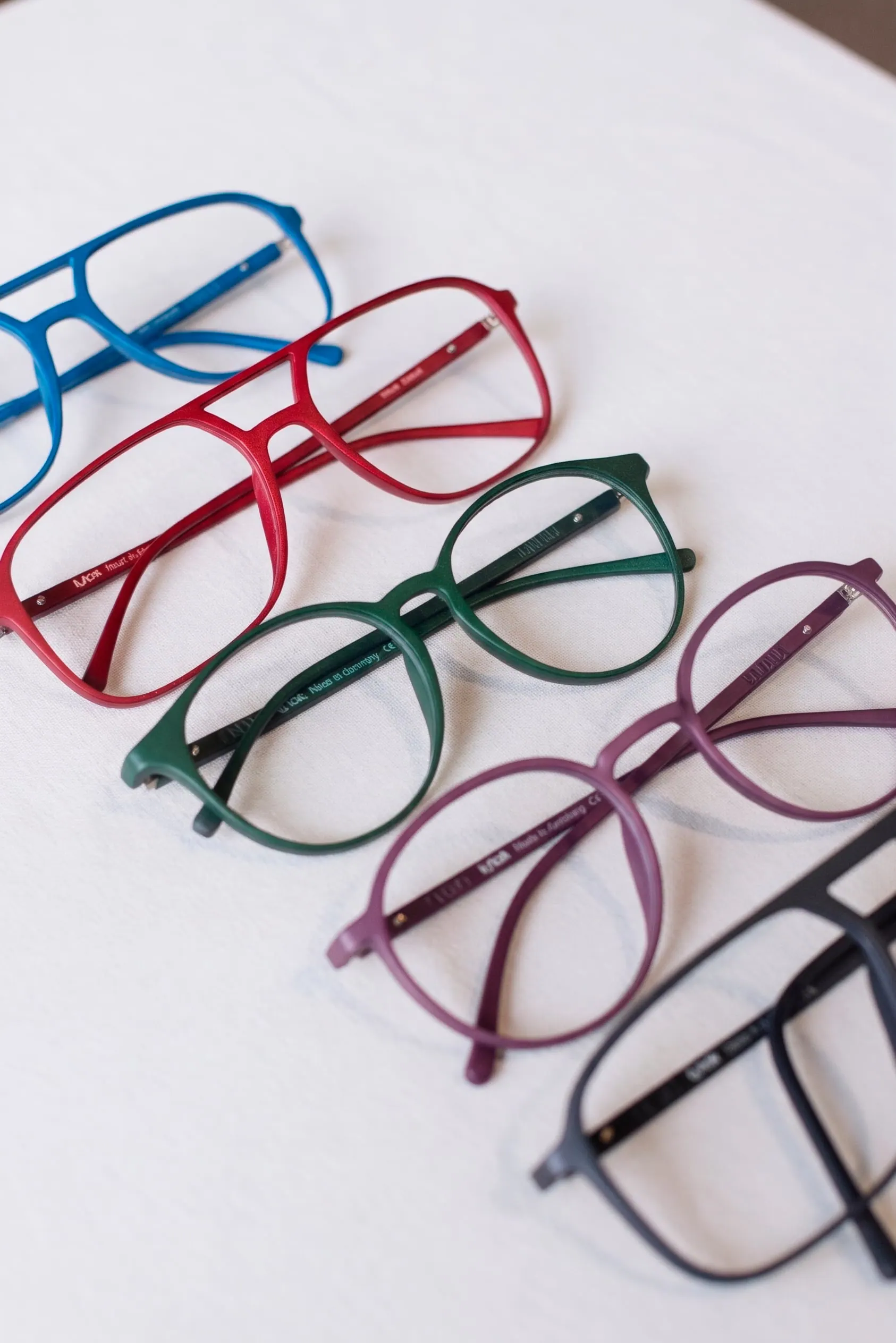 Armazones iunok de distintos diseños y colores sobre una mesa